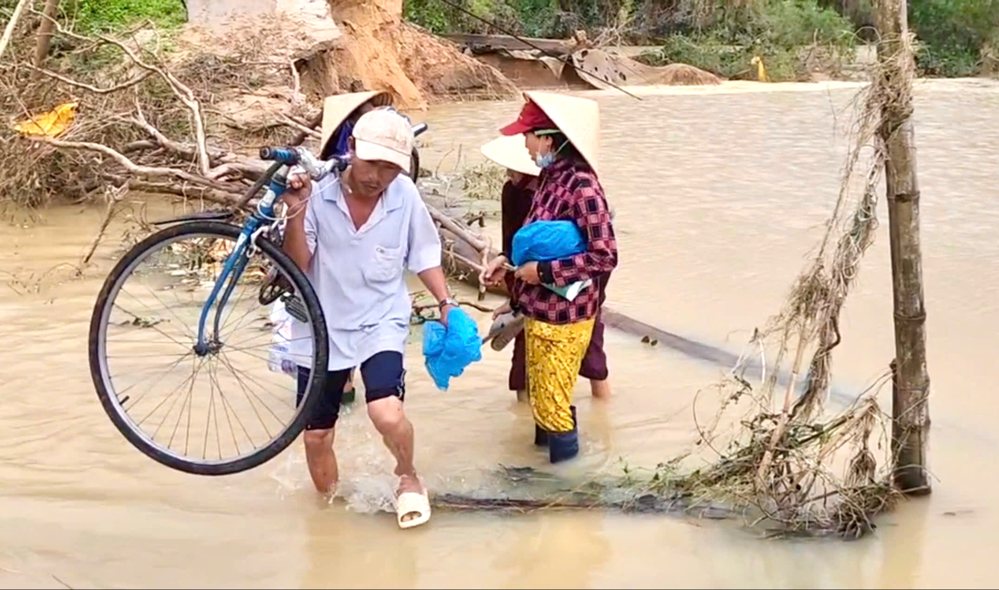 Gia Lai: Người dân Luật Lễ bật khóc khi về lại nhà sau đêm vỡ đê kinh hoàng- Ảnh 13. Gia Lai: Người dân Luật Lễ bật khóc khi về lại nhà sau đêm vỡ đê kinh hoàng- Ảnh 13.