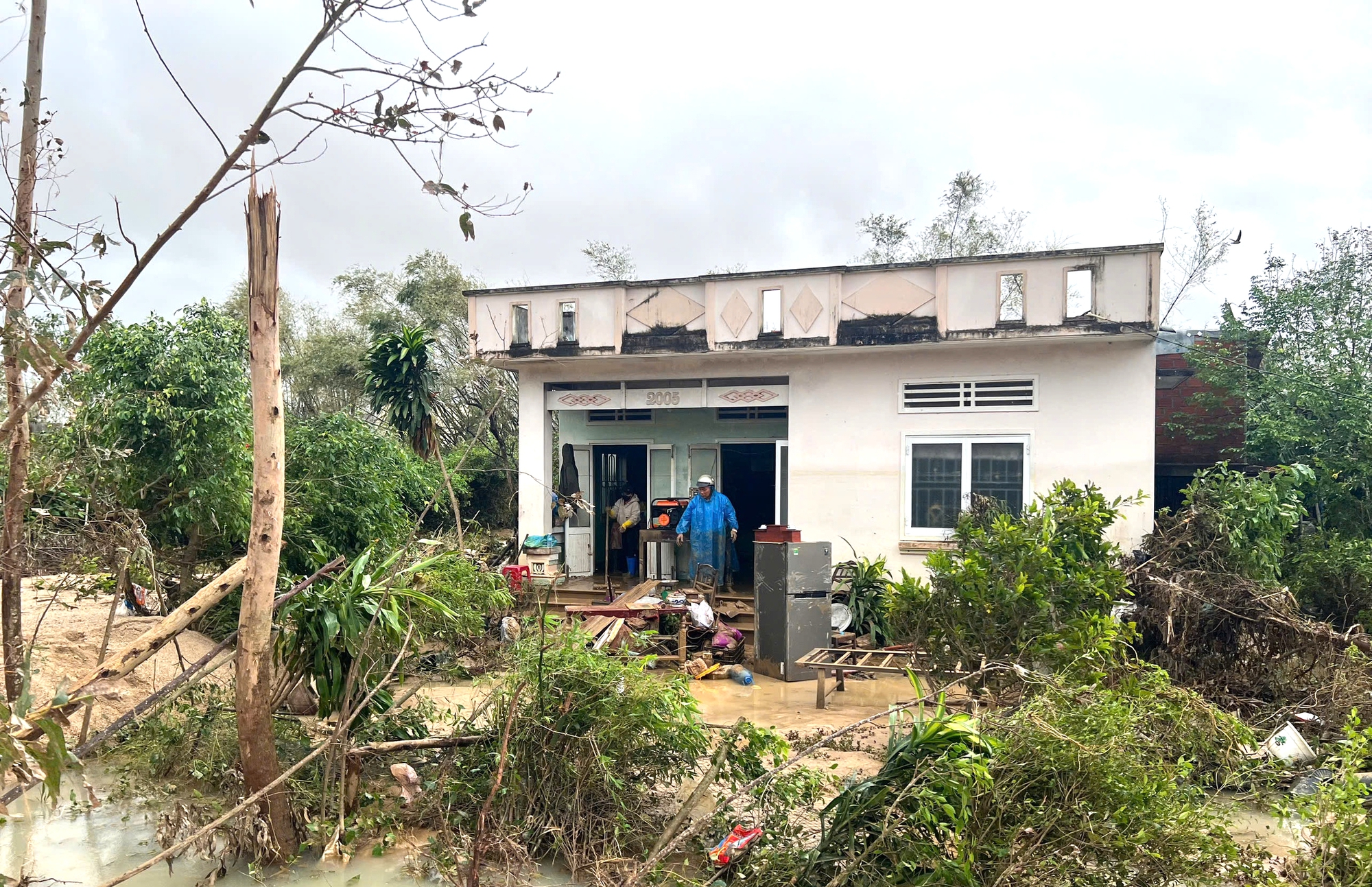 Gia Lai: Người dân Luật Lễ bật khóc khi về lại nhà sau đêm vỡ đê kinh hoàng- Ảnh 9. Gia Lai: Người dân Luật Lễ bật khóc khi về lại nhà sau đêm vỡ đê kinh hoàng- Ảnh 9.