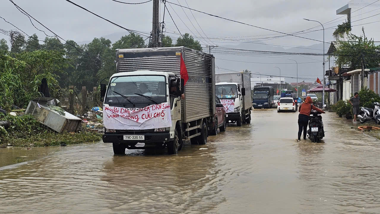 Xơ xác "rốn lũ" miền Trung: Người Diên Điền chia nhau nước ngọt, lội bùn nhão về nhà- Ảnh 3.