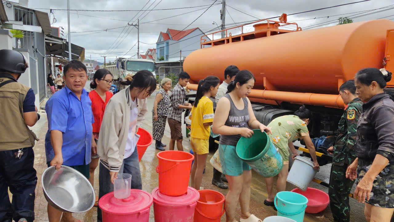 Xơ xác "rốn lũ" miền Trung: Người Diên Điền chia nhau nước ngọt, lội bùn nhão về nhà- Ảnh 10.