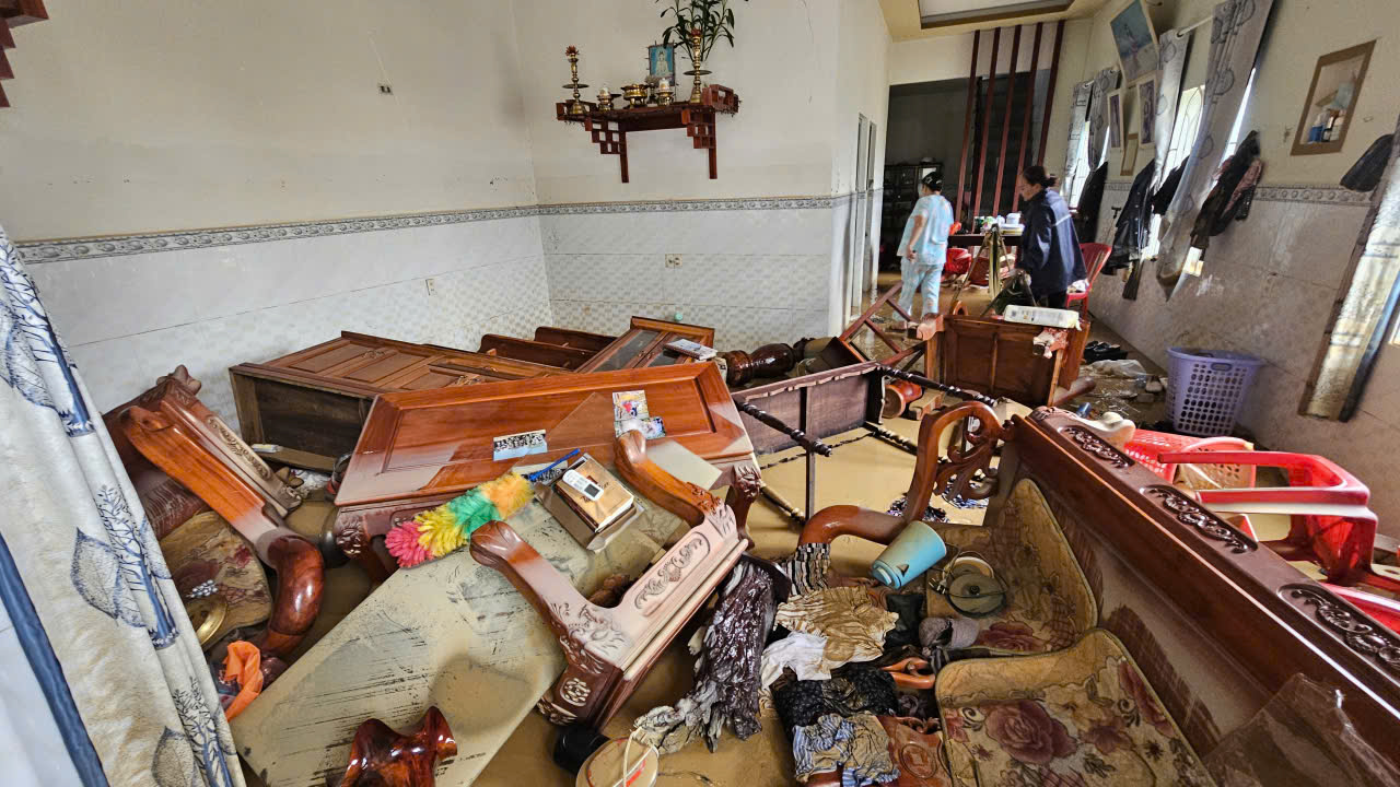 Xơ xác "rốn lũ" miền Trung: Người Diên Điền chia nhau nước ngọt, lội bùn nhão về nhà- Ảnh 5.