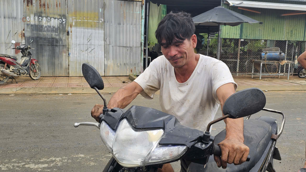 Xơ xác "rốn lũ" miền Trung: Người Diên Điền chia nhau nước ngọt, lội bùn nhão về nhà- Ảnh 13.