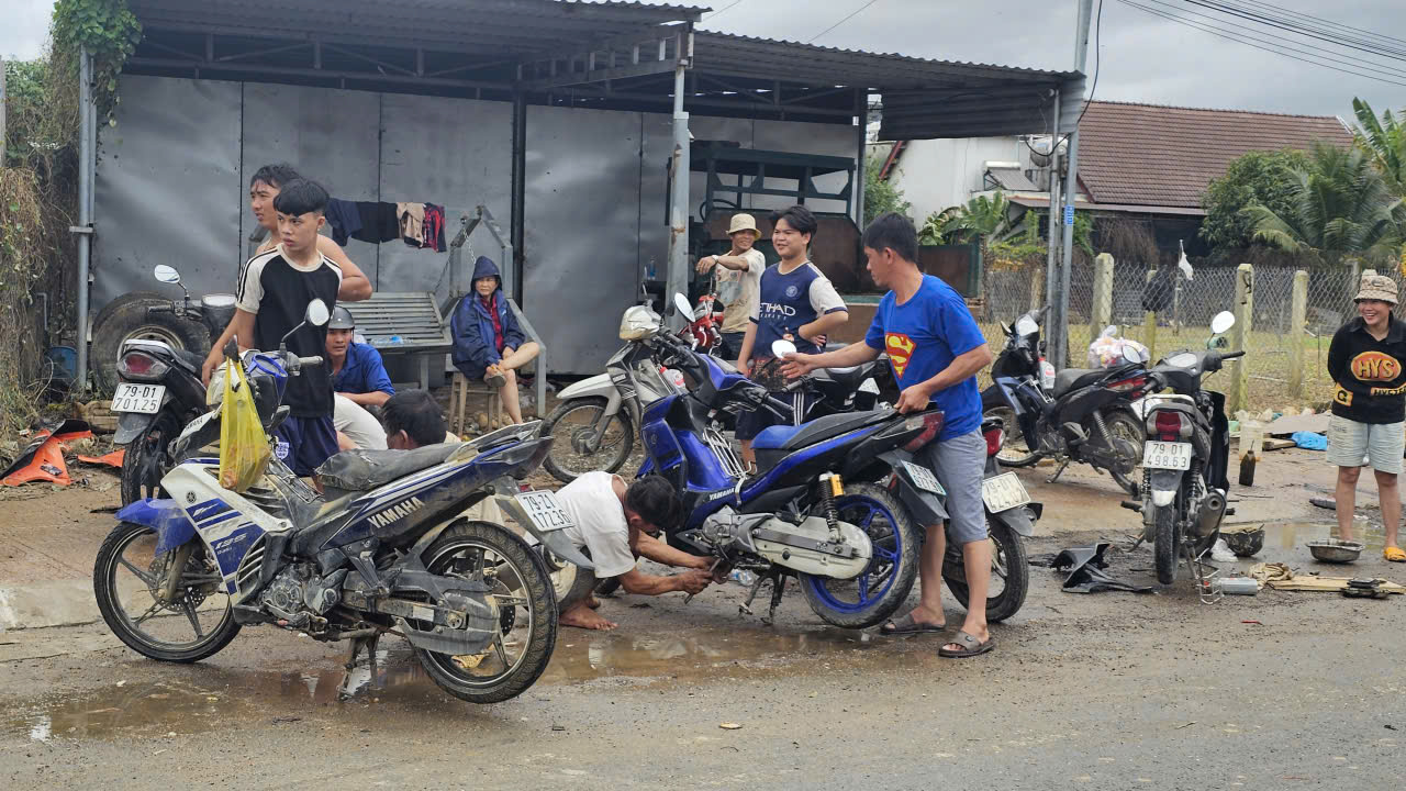 Xơ xác "rốn lũ" miền Trung: Người Diên Điền chia nhau nước ngọt, lội bùn nhão về nhà- Ảnh 12.