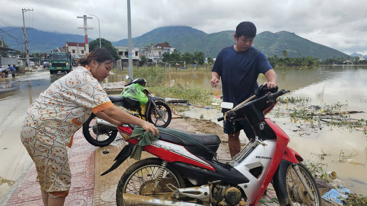 Xơ xác "rốn lũ" miền Trung: Người Diên Điền chia nhau nước ngọt, lội bùn nhão về nhà- Ảnh 11.
