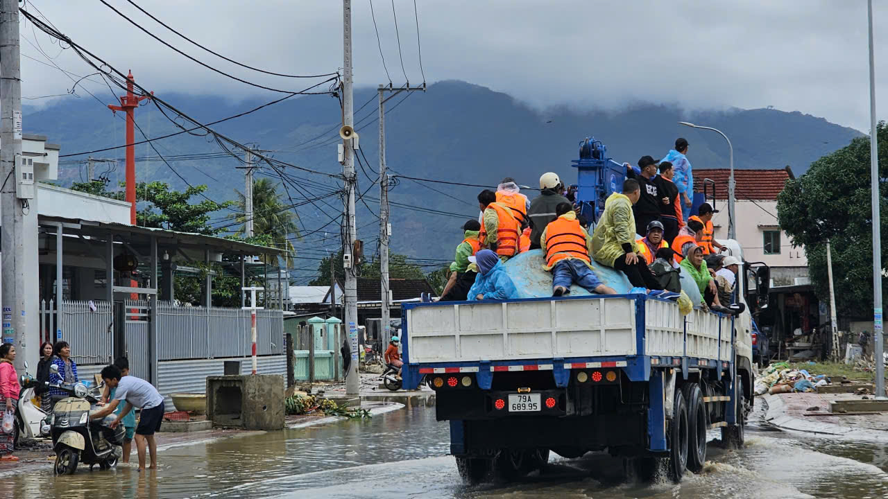 Xơ xác "rốn lũ" miền Trung: Người Diên Điền chia nhau nước ngọt, lội bùn nhão về nhà- Ảnh 6.