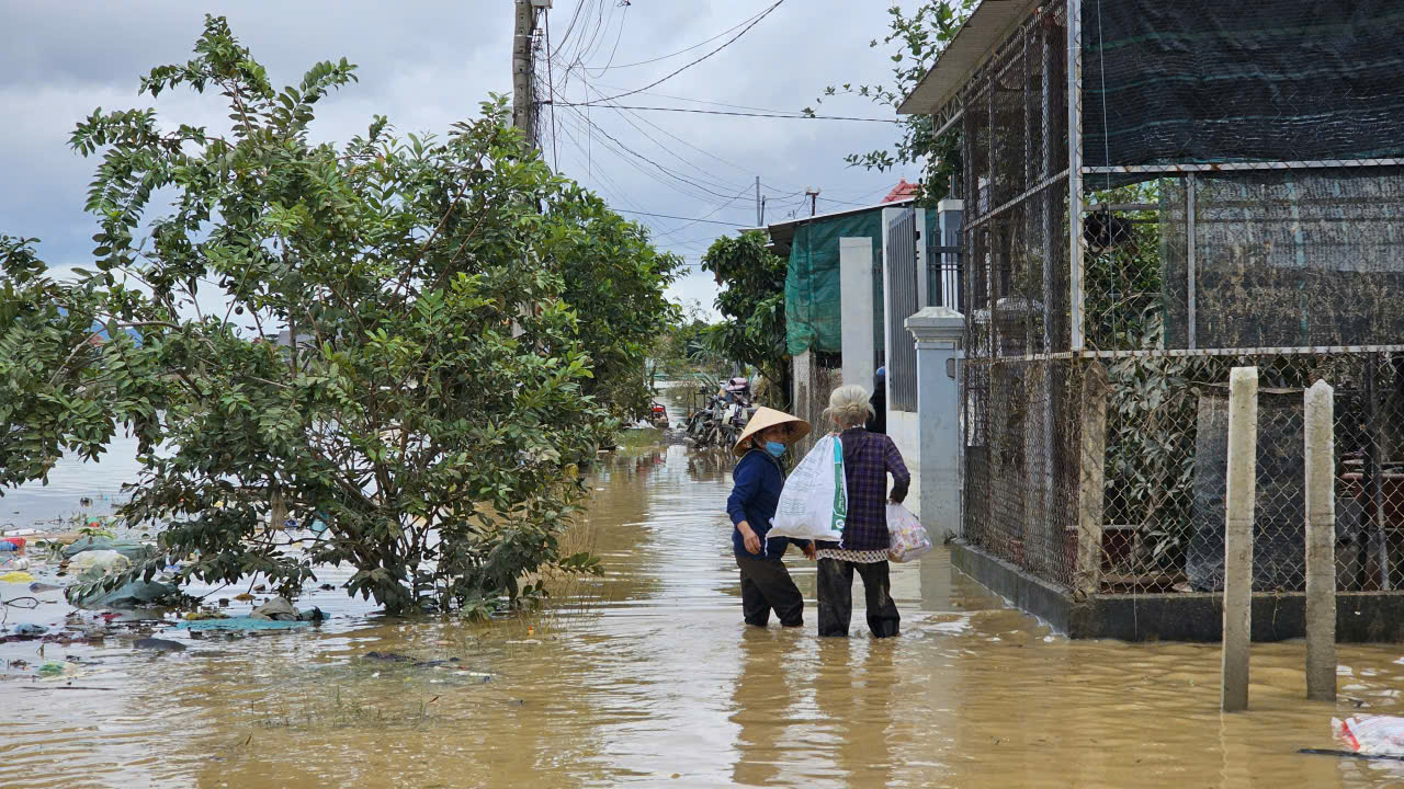 Xơ xác "rốn lũ" miền Trung: Người Diên Điền chia nhau nước ngọt, lội bùn nhão về nhà- Ảnh 4.