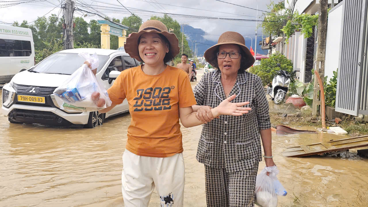 Xơ xác "rốn lũ" miền Trung: Người Diên Điền chia nhau nước ngọt, lội bùn nhão về nhà- Ảnh 8.