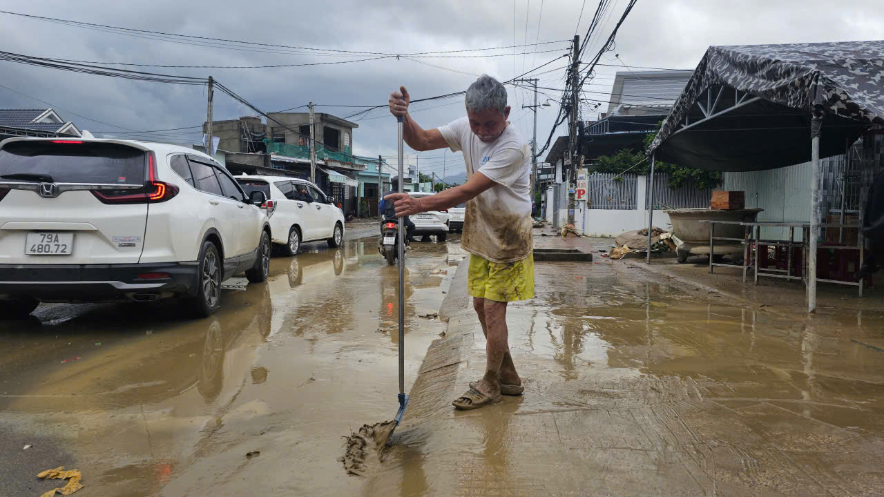 Xơ xác "rốn lũ" miền Trung: Người Diên Điền chia nhau nước ngọt, lội bùn nhão về nhà- Ảnh 2.