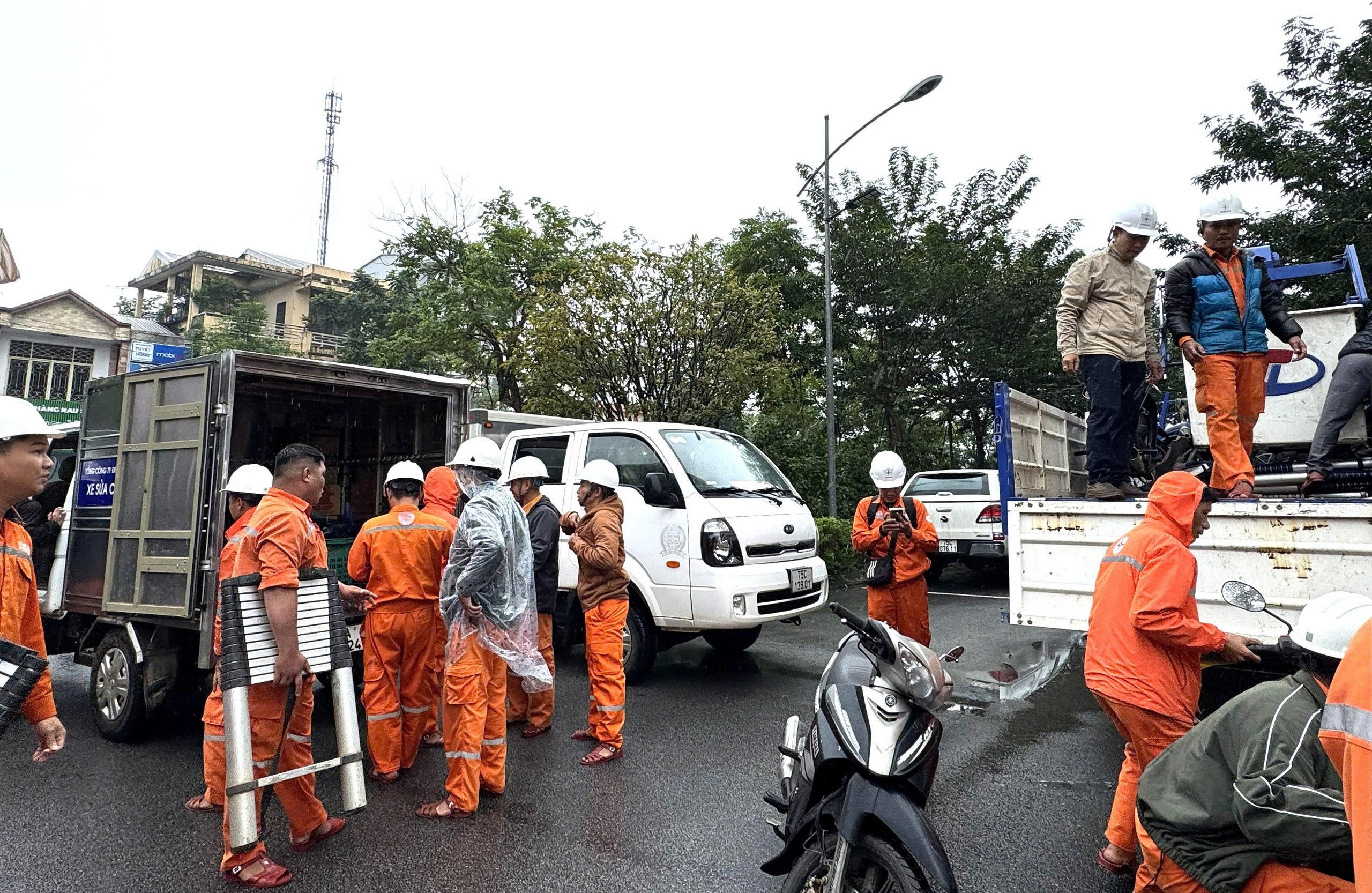 Điện lực Huế điều 62 cán bộ vào vùng lũ Đắk Lắk hỗ trợ khắc phục lưới điện- Ảnh 1.