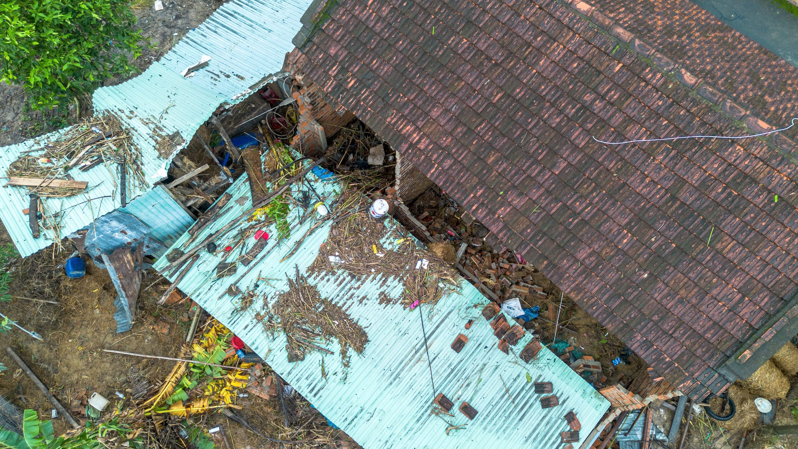 Hòa Thịnh tan hoang sau lũ: Người dân gồng mình vét bùn non, tài sản bị mất sạch- Ảnh 5.