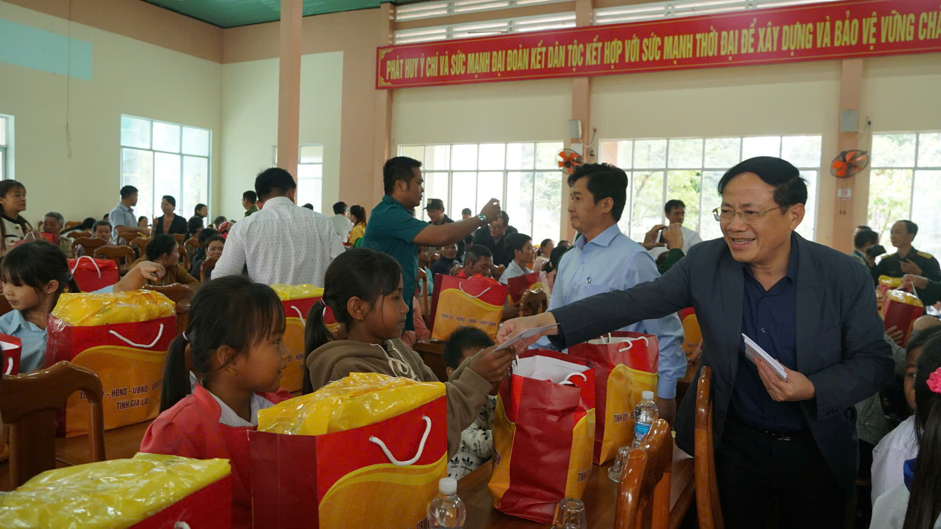 Gia Lai đề nghị nhà máy đường hỗ trợ giúp dân tiêu thụ 4.000ha mía bị lũ nhấn chìm- Ảnh 1.