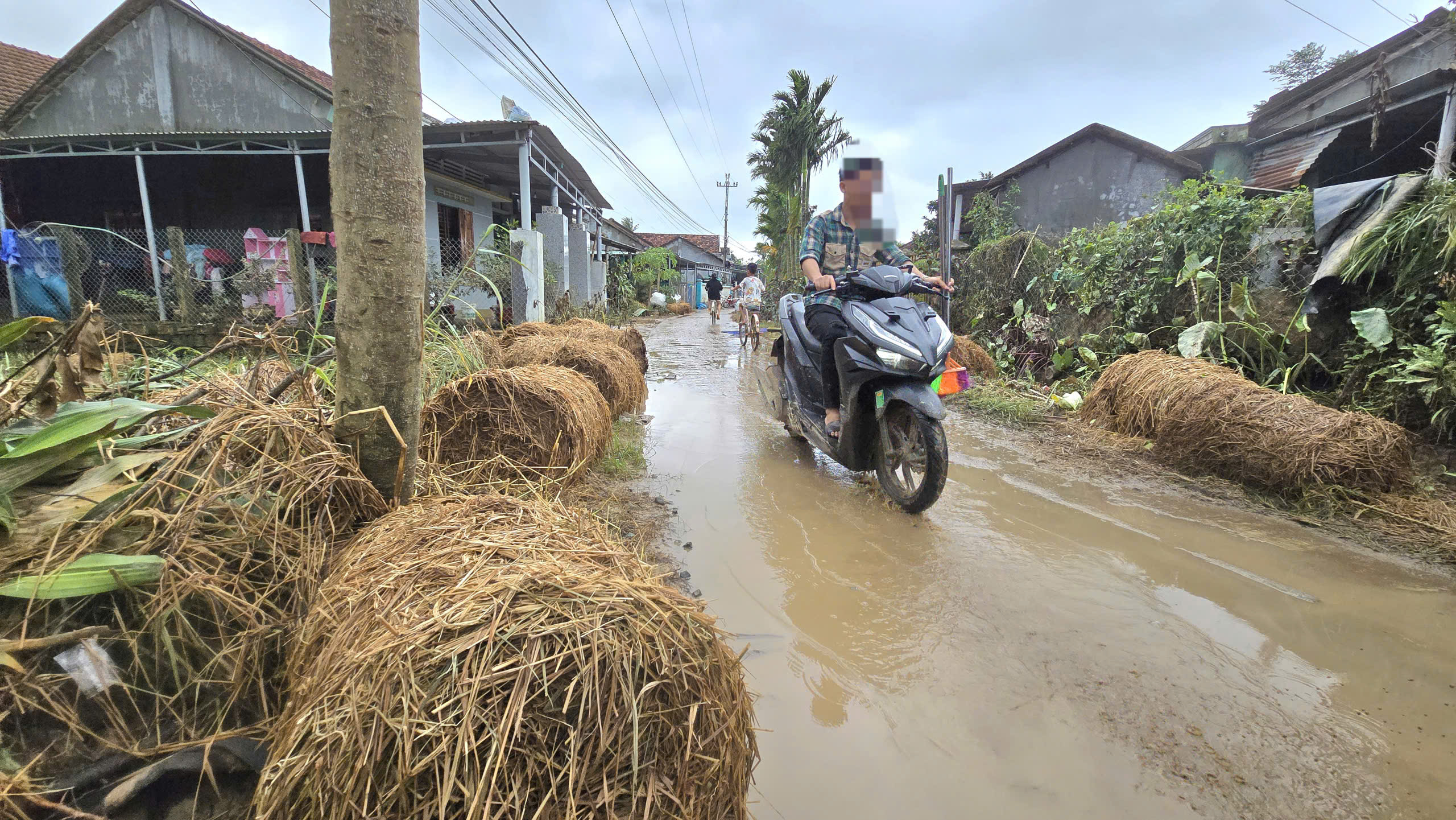 Hòa Thịnh tan hoang sau lũ: Người dân gồng mình vét bùn non, tài sản bị mất sạch- Ảnh 2.