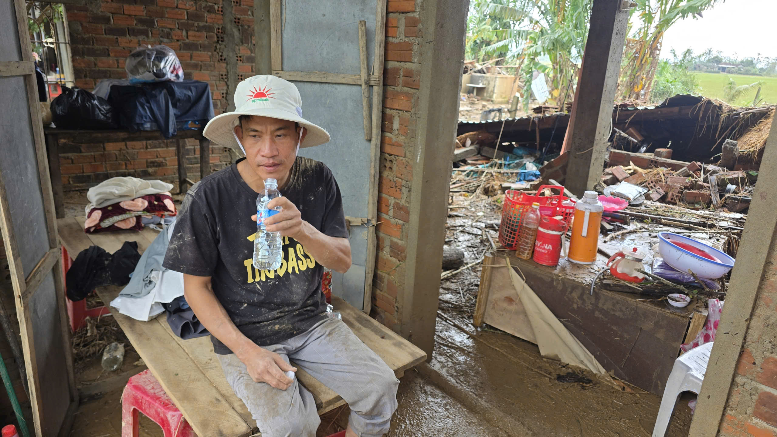 Hòa Thịnh tan hoang sau lũ: Người dân gồng mình vét bùn non, tài sản bị mất sạch- Ảnh 3.