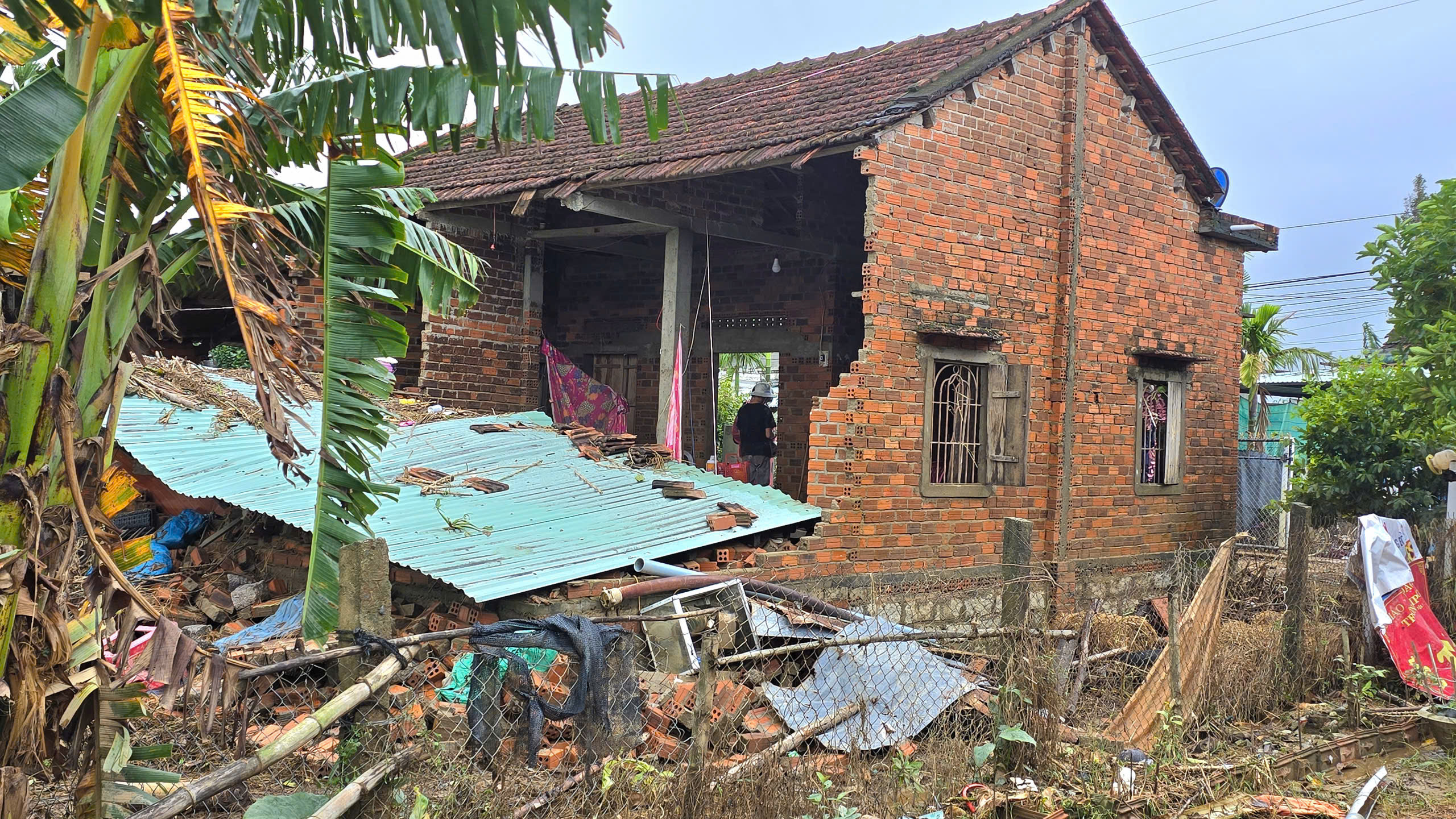 Hòa Thịnh tan hoang sau lũ: Người dân gồng mình vét bùn non, tài sản bị mất sạch- Ảnh 4.