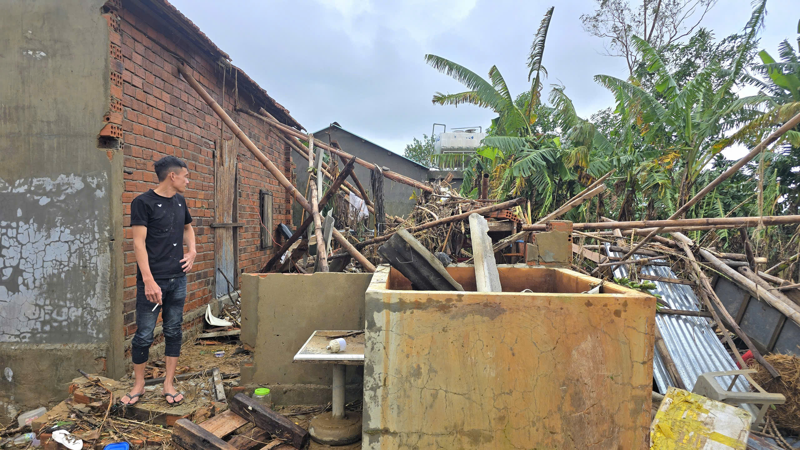 Hòa Thịnh tan hoang sau lũ: Người dân gồng mình vét bùn non, tài sản bị mất sạch- Ảnh 7.