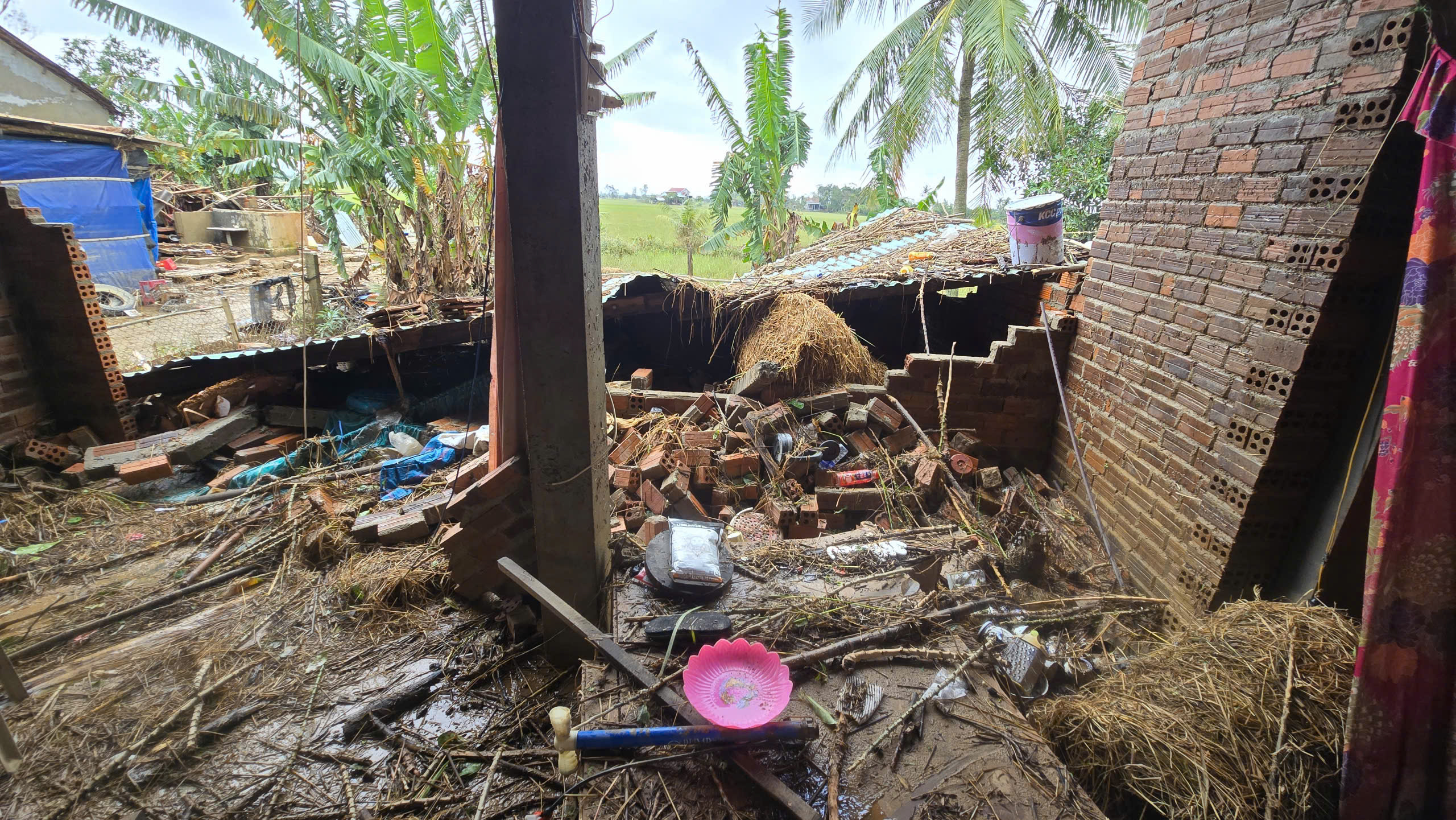 Hòa Thịnh tan hoang sau lũ: Người dân gồng mình vét bùn non, tài sản bị mất sạch- Ảnh 6.