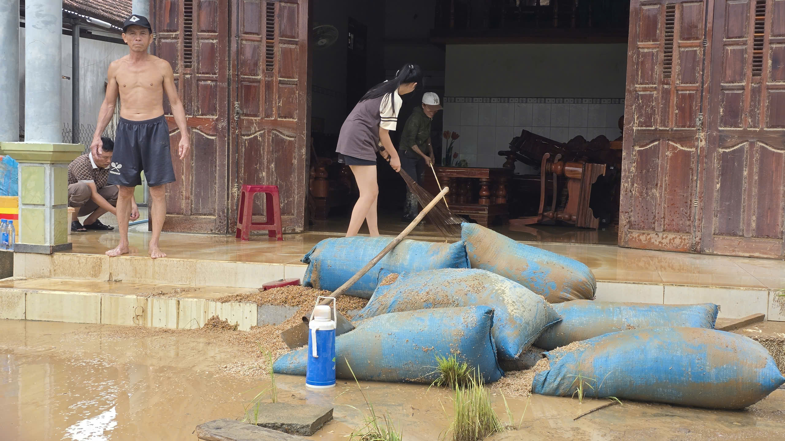 Hòa Thịnh tan hoang sau lũ: Người dân gồng mình vét bùn non, tài sản bị mất sạch- Ảnh 8.