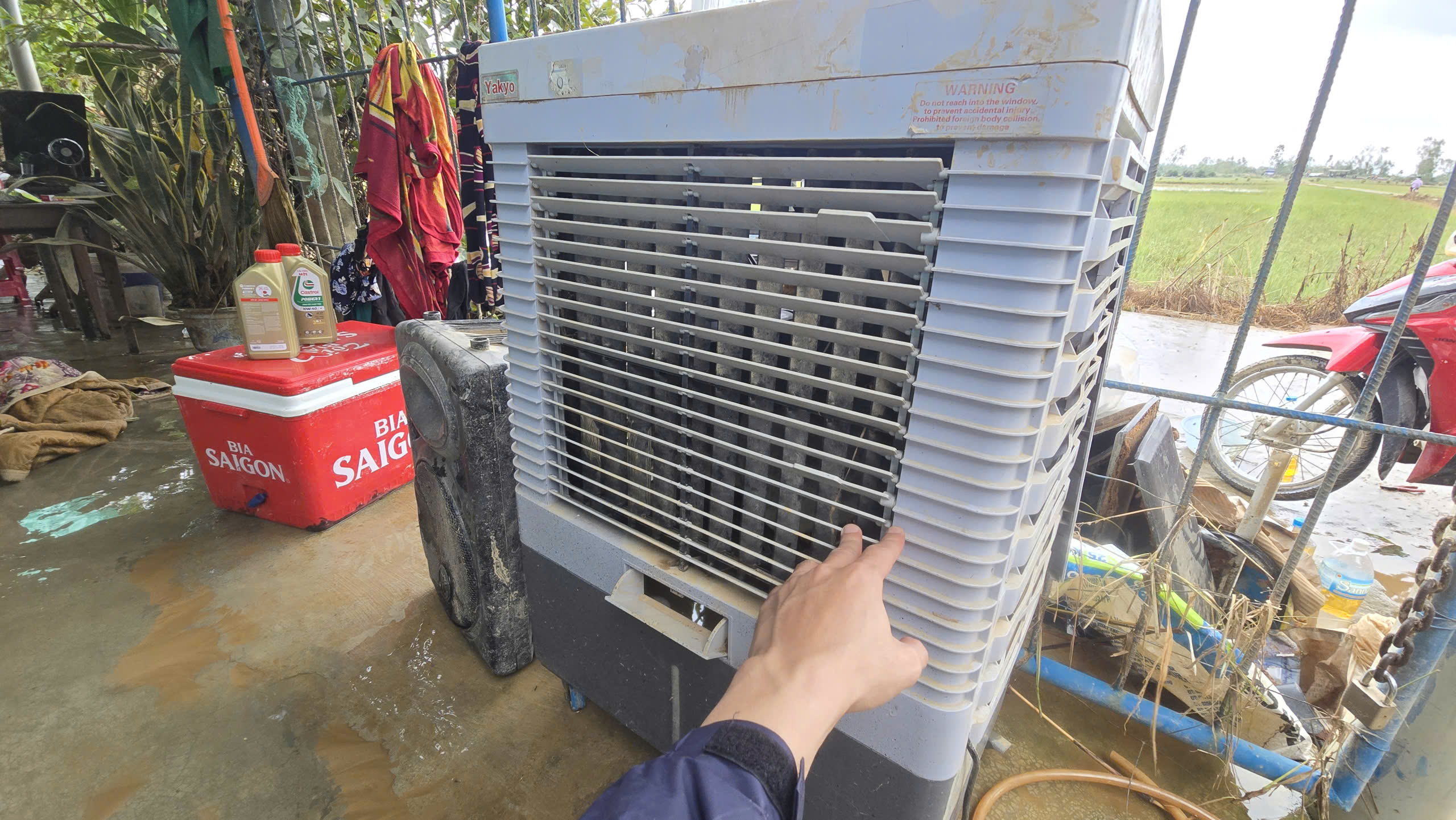 Hòa Thịnh tan hoang sau lũ: Người dân gồng mình vét bùn non, tài sản bị mất sạch- Ảnh 10.