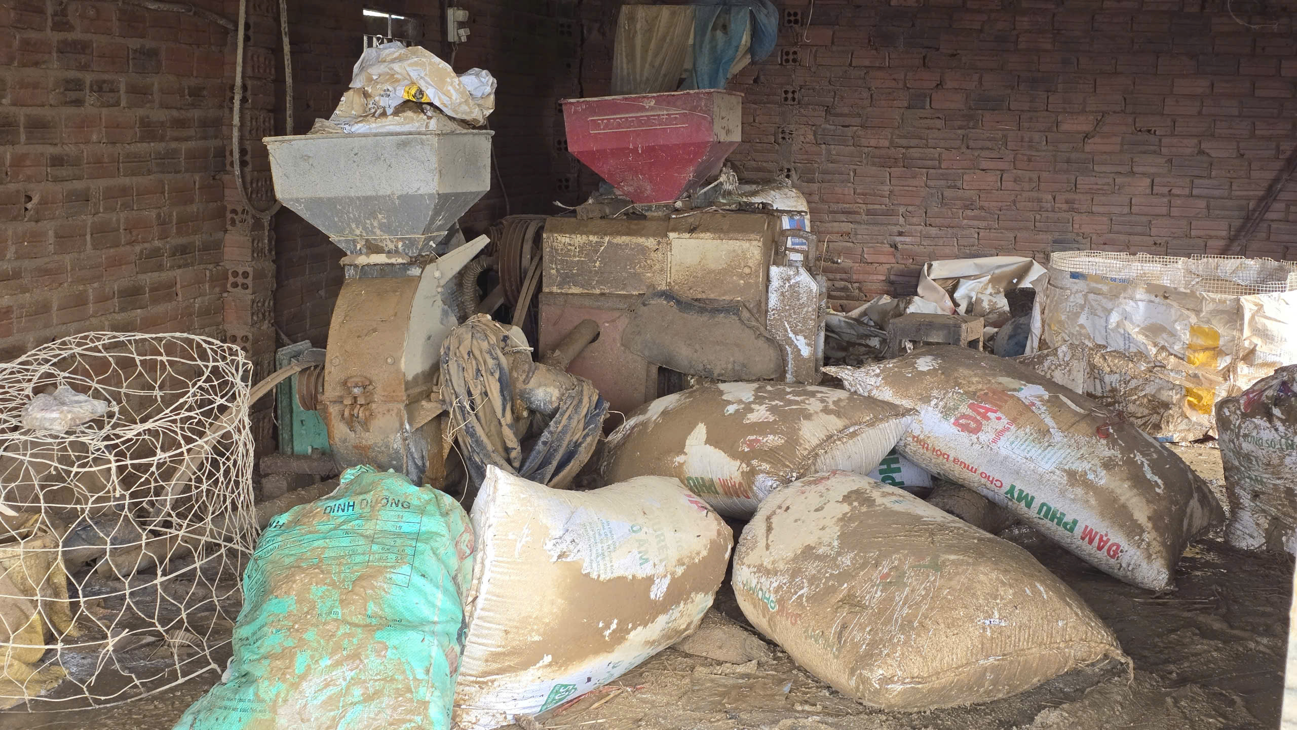 Hòa Thịnh tan hoang sau lũ: Người dân gồng mình vét bùn non, tài sản bị mất sạch- Ảnh 12.