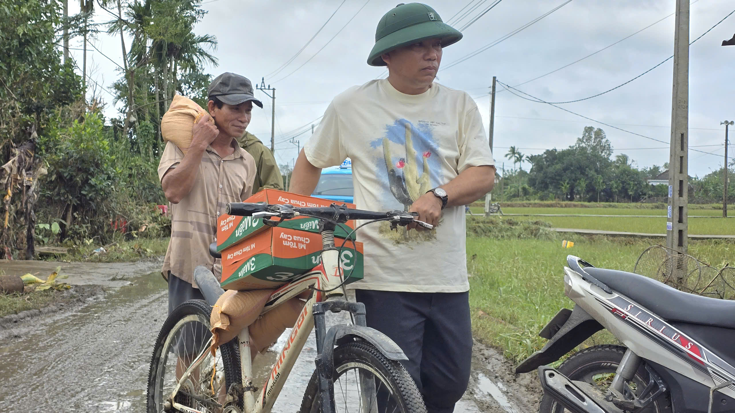 Hòa Thịnh tan hoang sau lũ: Người dân gồng mình vét bùn non, tài sản bị mất sạch- Ảnh 13.