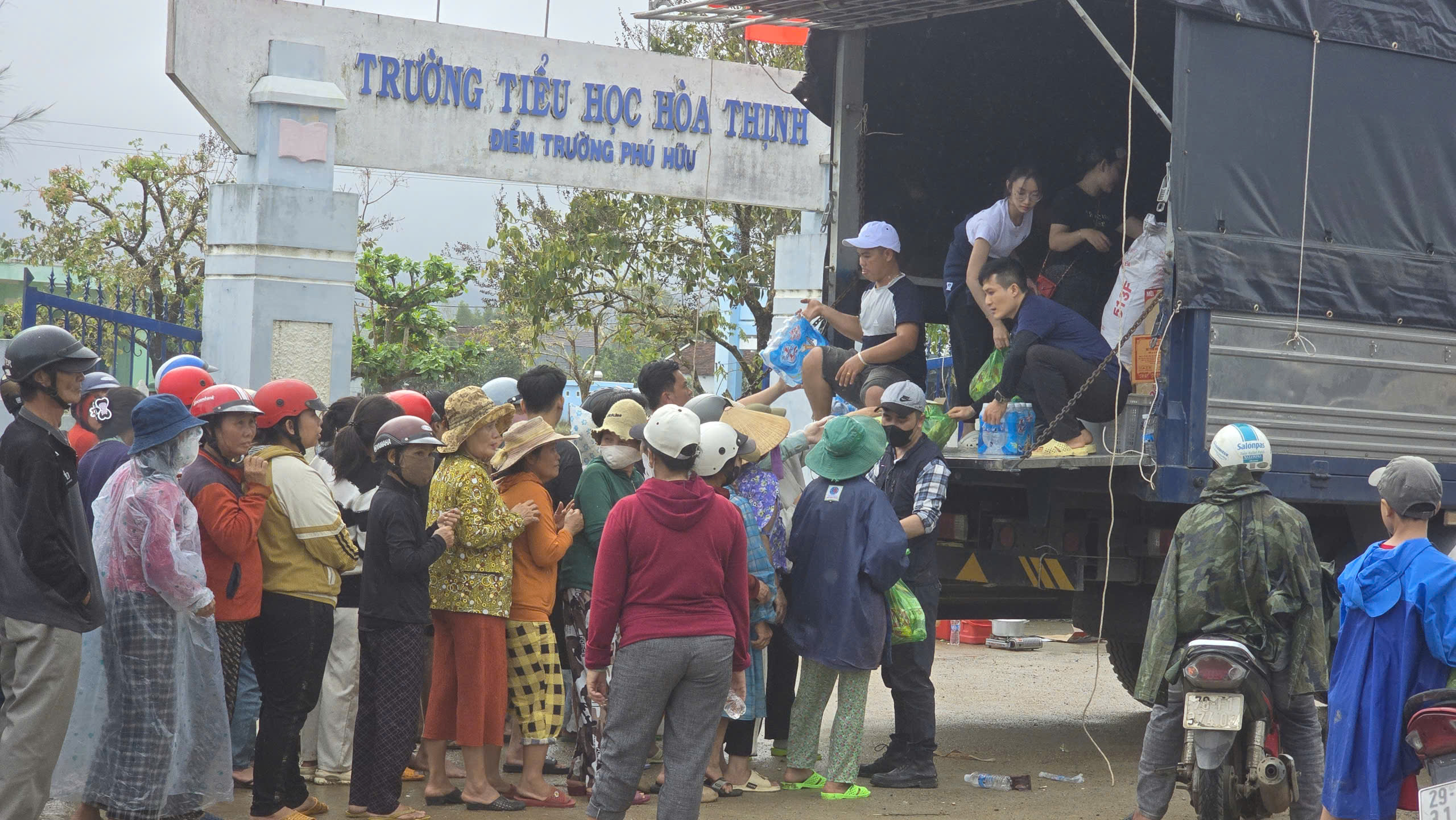 Hòa Thịnh tan hoang sau lũ: Người dân gồng mình vét bùn non, tài sản bị mất sạch- Ảnh 14.