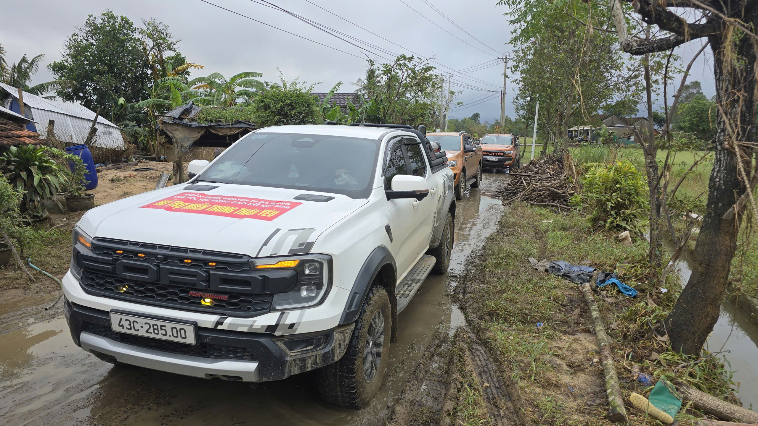 Hòa Thịnh tan hoang sau lũ: Người dân gồng mình vét bùn non, tài sản bị mất sạch- Ảnh 15.
