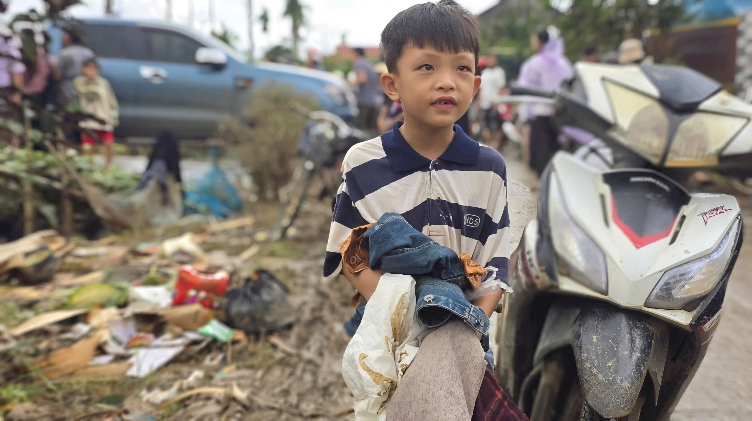 Hòa Thịnh tan hoang sau lũ: Người dân gồng mình vét bùn non, tài sản bị mất sạch- Ảnh 16.