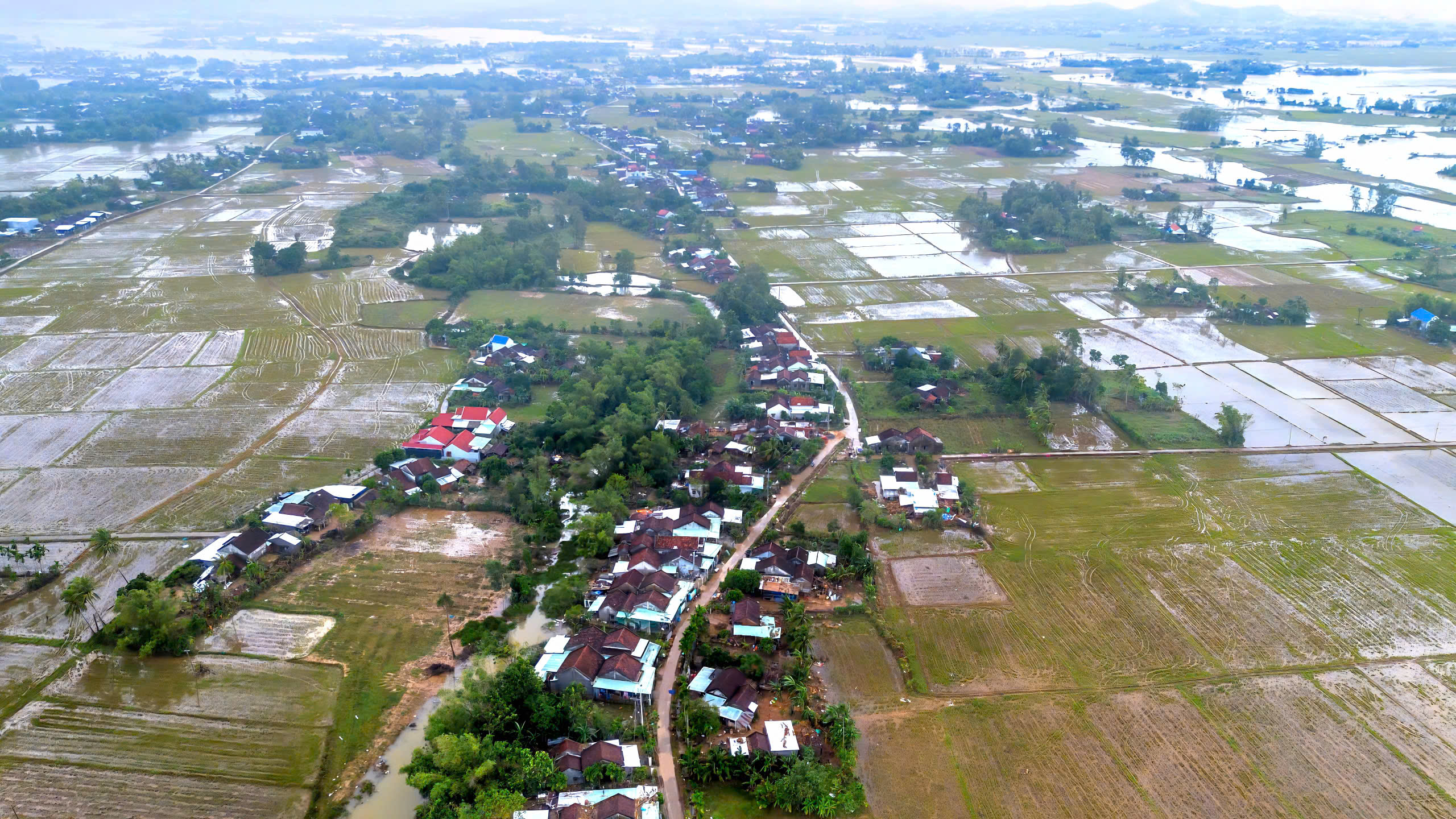 Hòa Thịnh tan hoang sau lũ: Người dân gồng mình vét bùn non, tài sản bị mất sạch- Ảnh 1.