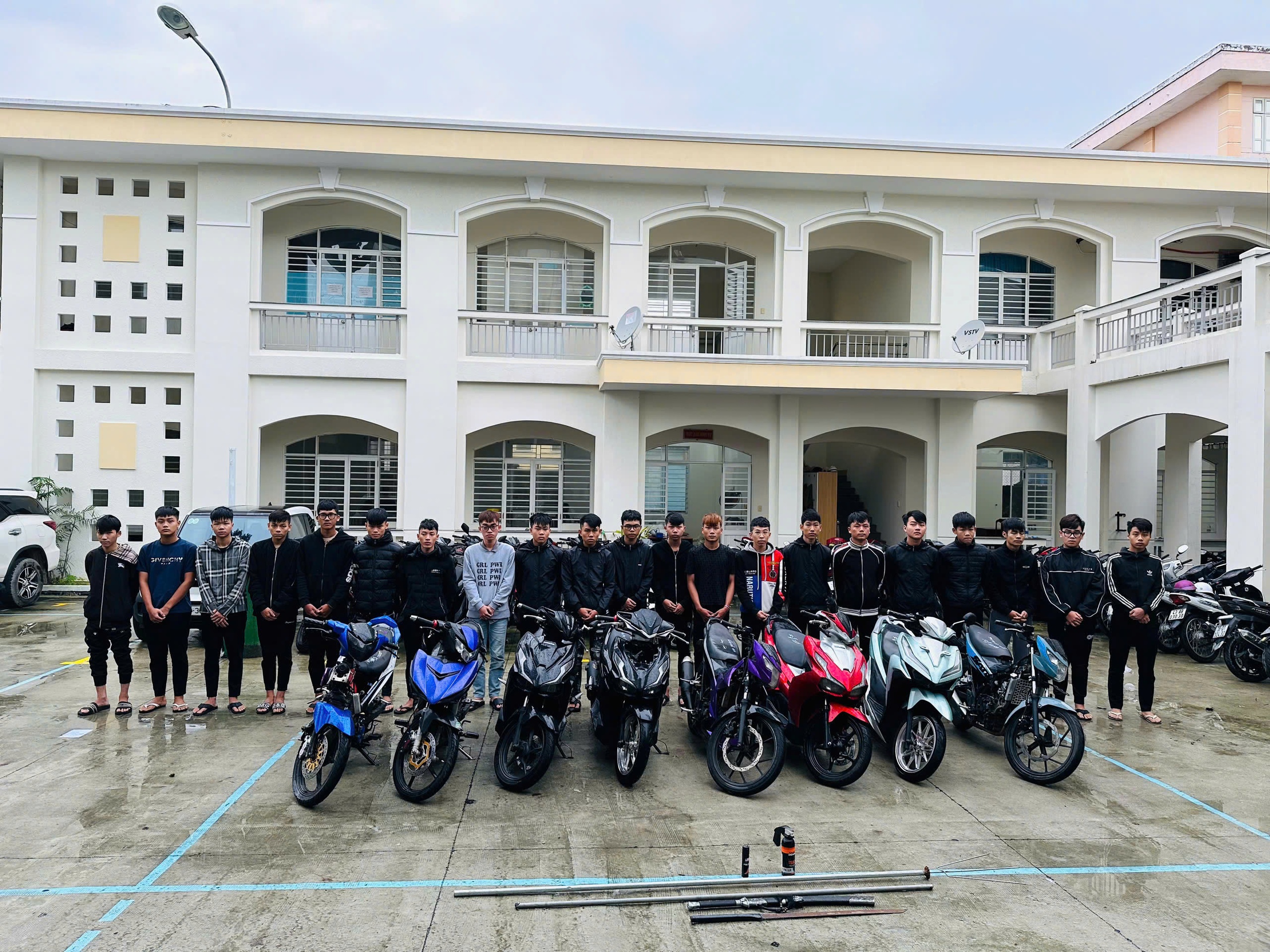 Khởi tố 14 thanh, thiếu niên tụ tập mang theo hung khí, phi xe gây náo loạn đường phố- Ảnh 1.