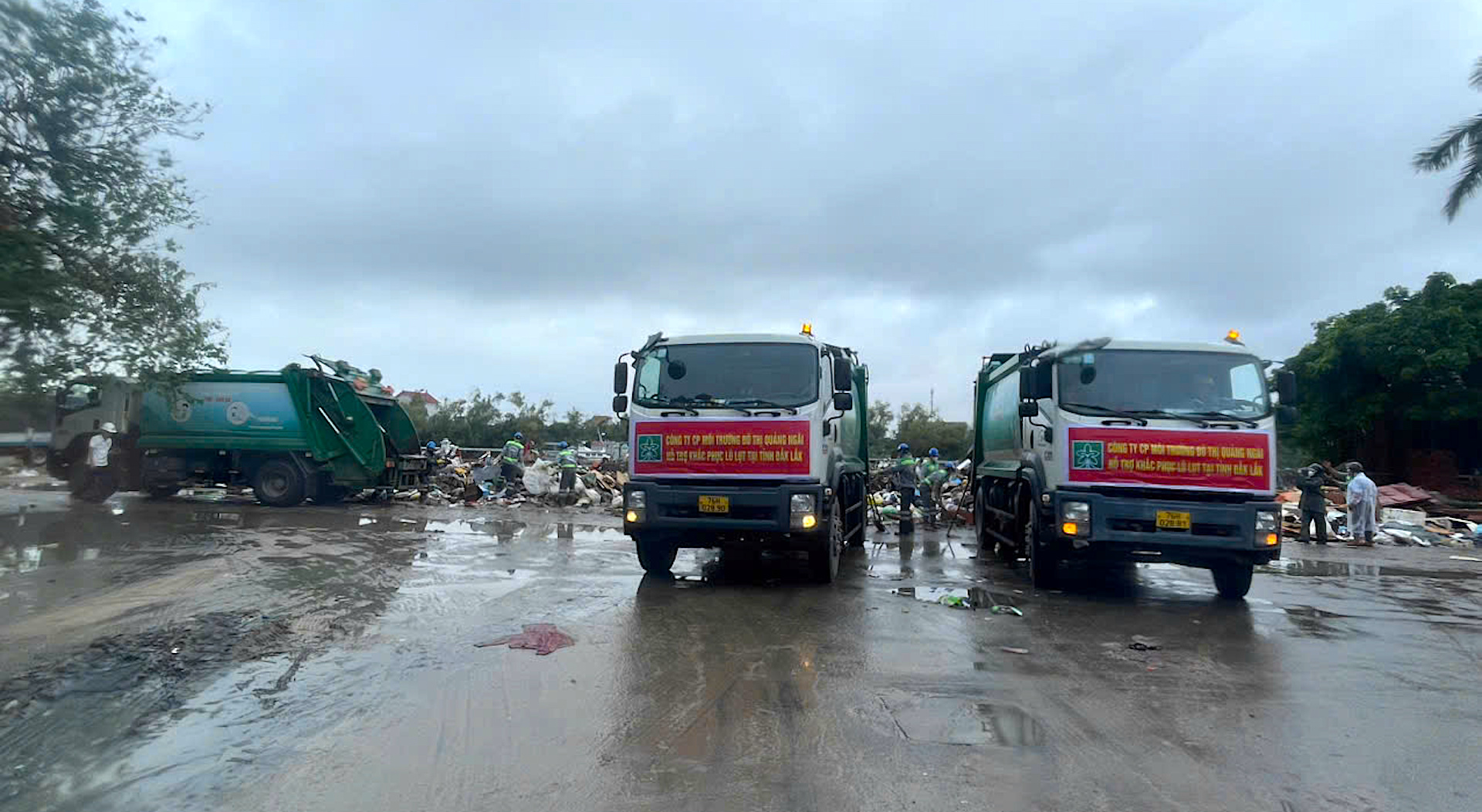 Công nhân môi trường, điện lực Quảng Ngãi hỗ trợ người dân Đắk Lắk sau lũ- Ảnh 4.