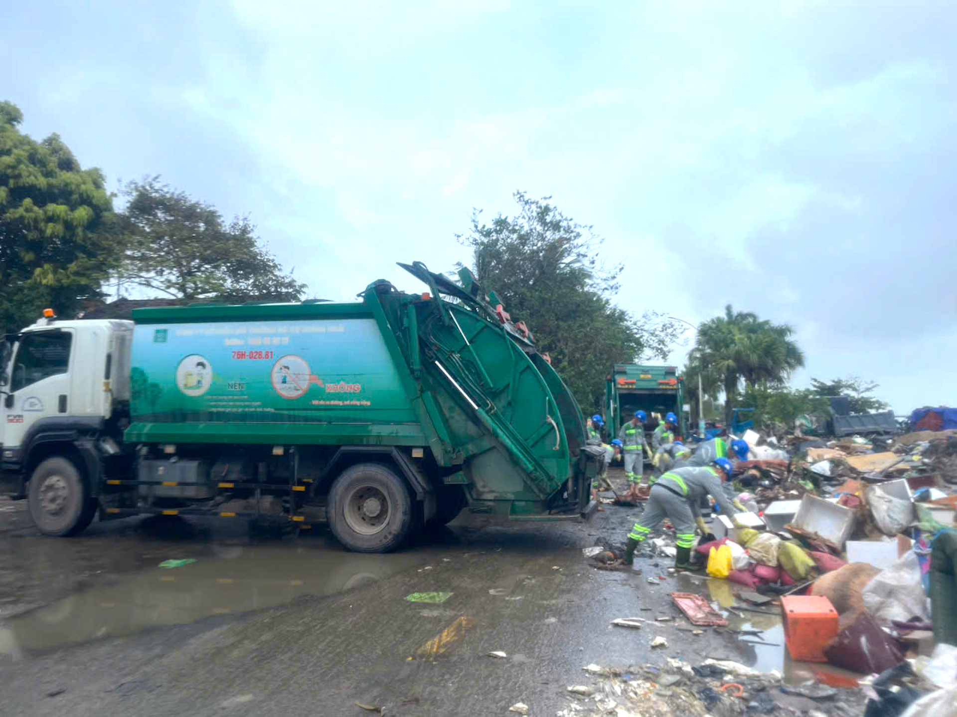 Công nhân môi trường, điện lực Quảng Ngãi hỗ trợ người dân Đắk Lắk sau lũ- Ảnh 3.