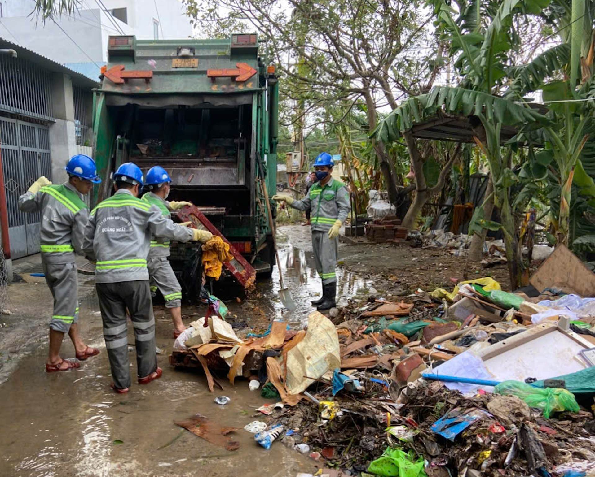 Công nhân môi trường, điện lực Quảng Ngãi hỗ trợ người dân Đắk Lắk sau lũ- Ảnh 1.