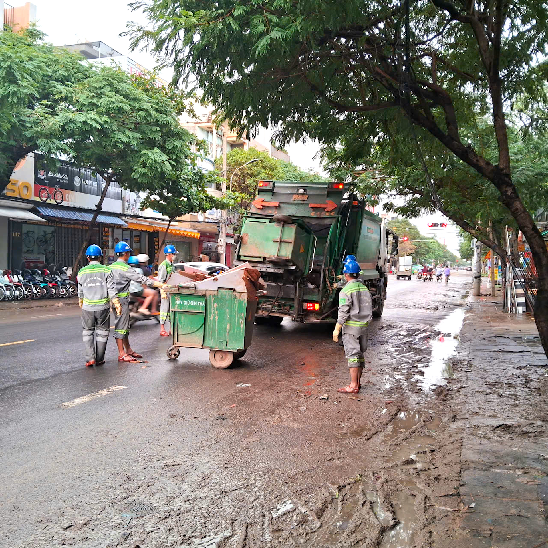 Công nhân môi trường, điện lực Quảng Ngãi hỗ trợ người dân Đắk Lắk sau lũ- Ảnh 2.