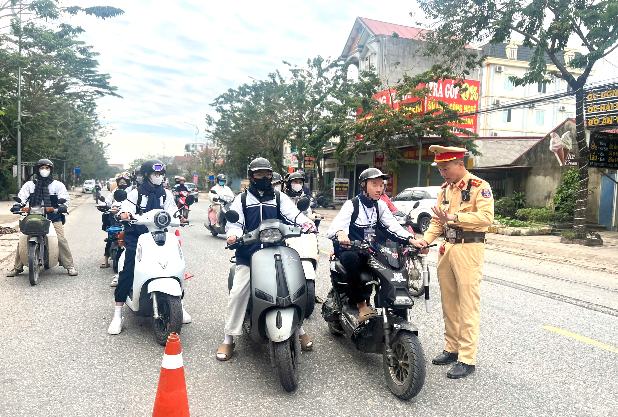 Cảnh sát giao thông Thái Nguyên xử lý nhiều học sinh vi phạm trong đợt cao điểm- Ảnh 1.