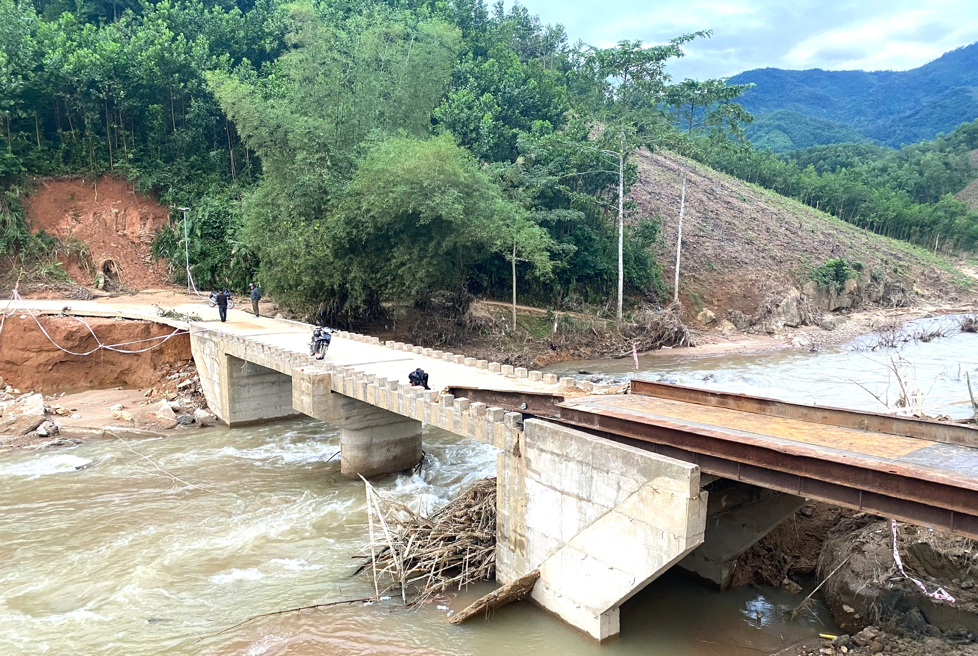 Lắp xong cầu tạm, phá thế cô lập hàng trăm người dân ở miền núi Quảng Ngãi- Ảnh 1. Lắp xong cầu tạm, phá thế cô lập hàng trăm người dân ở miền núi Quảng Ngãi- Ảnh 1.