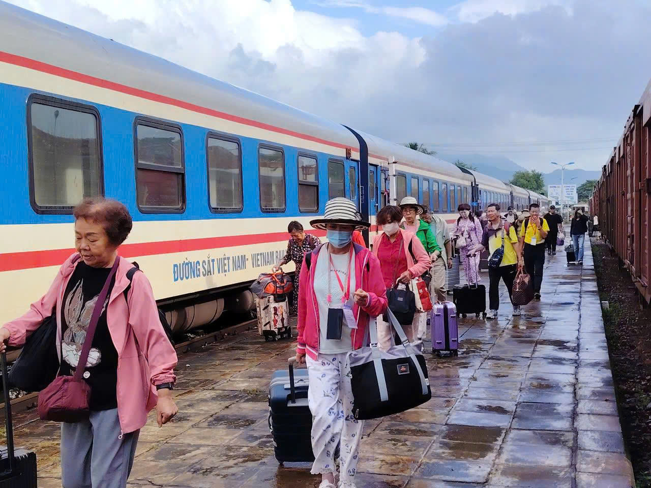 Đường sắt gánh thiệt hại gần 20 tỷ đồng do mưa lũ, hành khách trả hơn 25.000 vé- Ảnh 1.