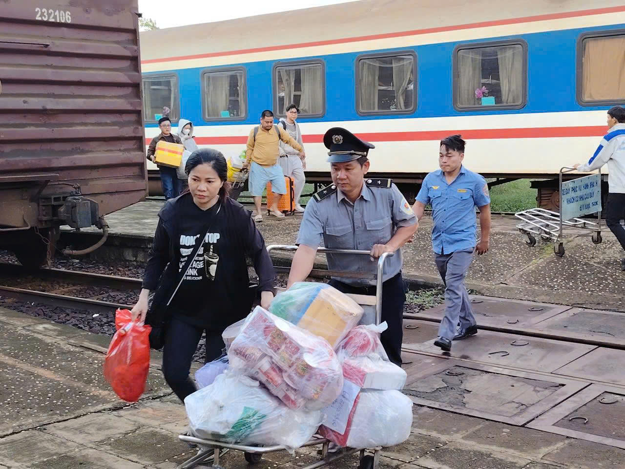 Đường sắt gánh thiệt hại gần 20 tỷ đồng do mưa lũ, hành khách trả hơn 25.000 vé- Ảnh 2.