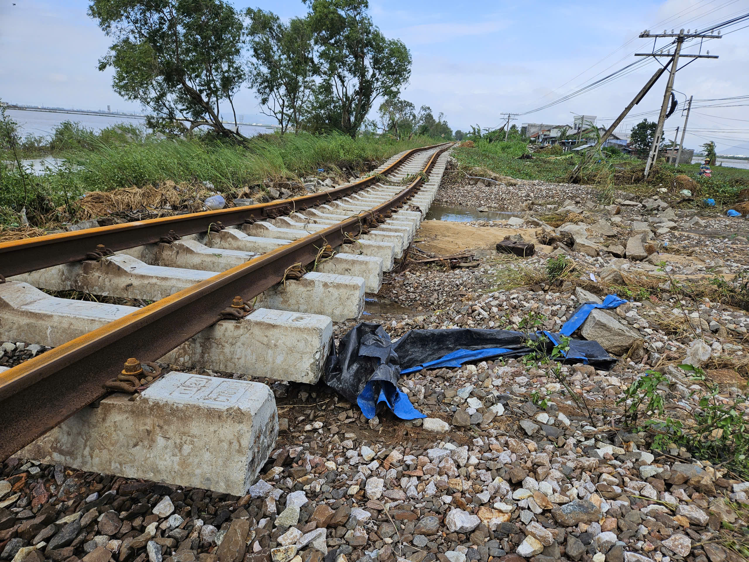 Trước 27/11 khắc phục xong hơn 60 điểm sạt lở trên tuyến đường sắt Bắc - Nam- Ảnh 4.