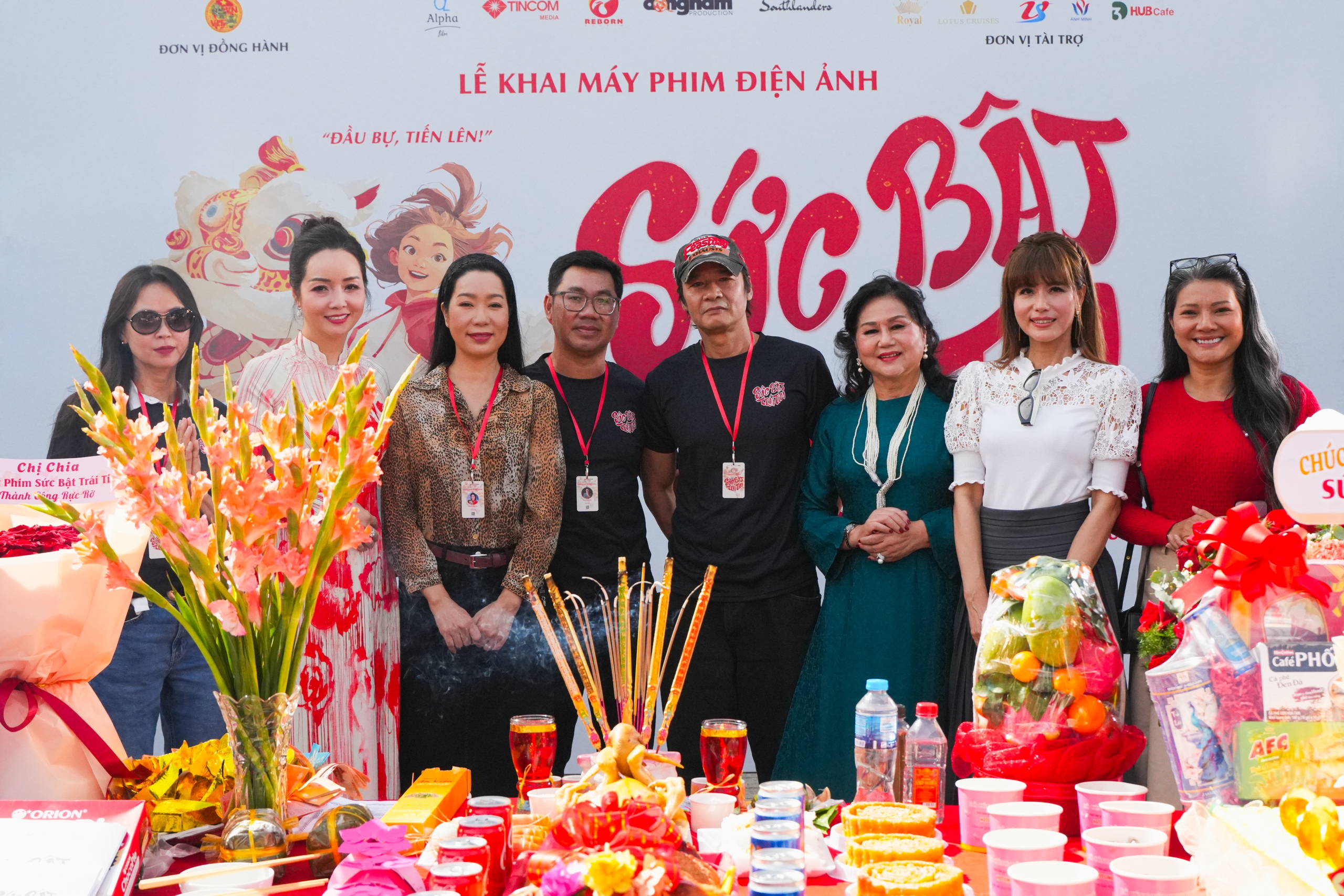 Đạo diễn Khoa Nguyễn và dàn diễn viên gạo cội của đoàn làm phim.