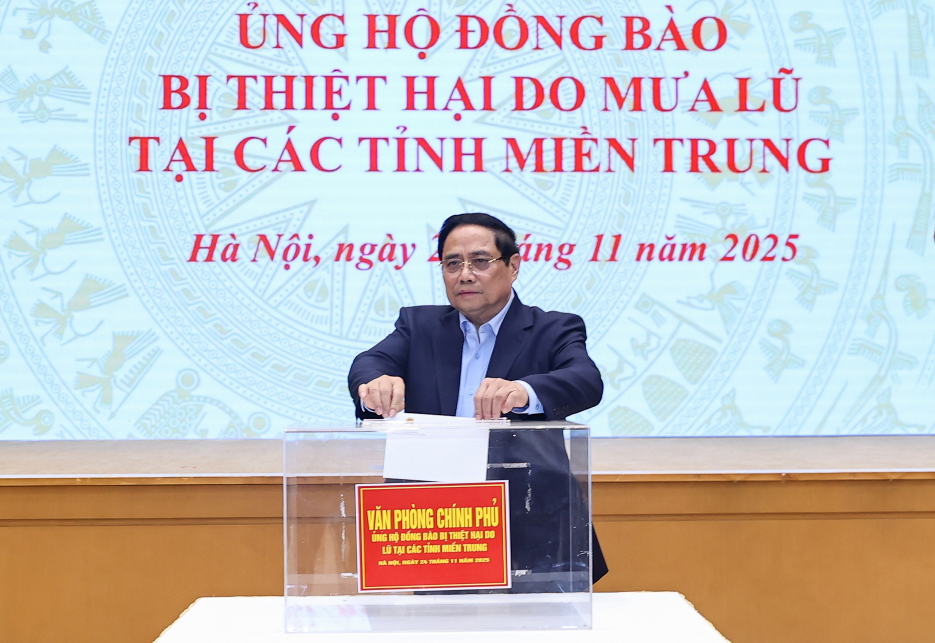 Thủ tướng và lãnh đạo Chính phủ, cán bộ Văn phòng Chính phủ ủng hộ đồng bào vùng thiên tai- Ảnh 3.