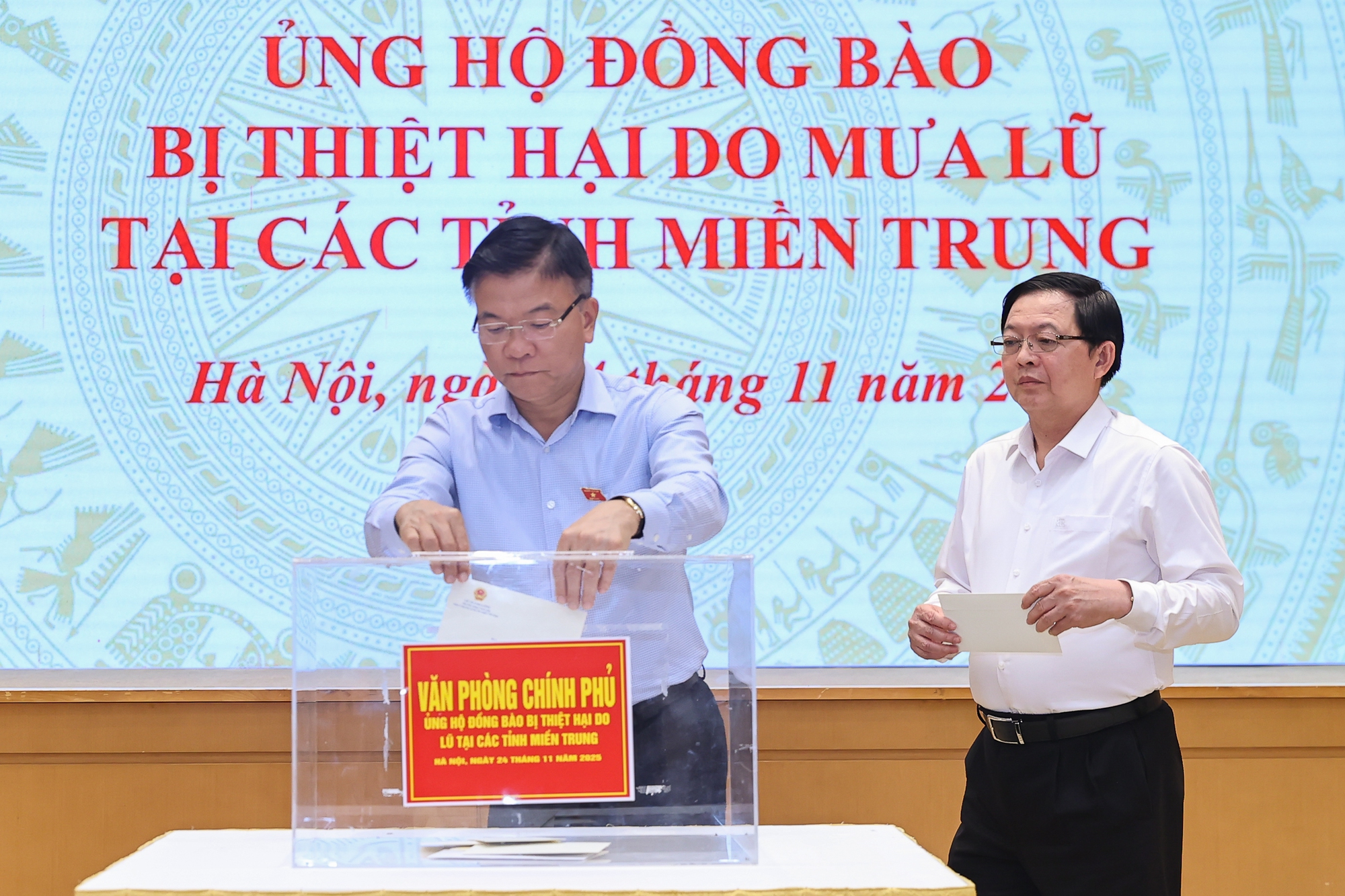 Thủ tướng và lãnh đạo Chính phủ, cán bộ Văn phòng Chính phủ ủng hộ đồng bào vùng thiên tai- Ảnh 5.