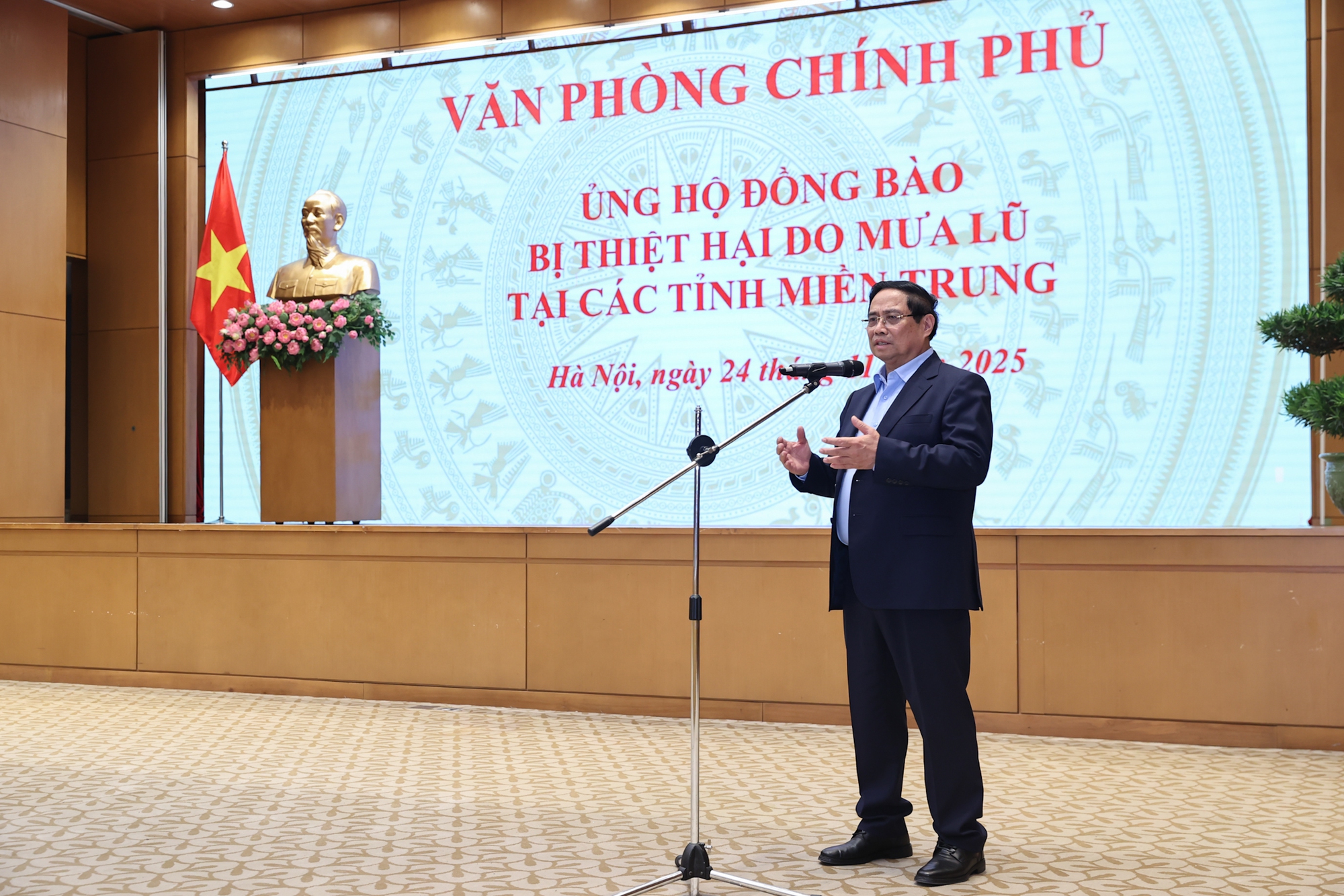 Thủ tướng và lãnh đạo Chính phủ, cán bộ Văn phòng Chính phủ ủng hộ đồng bào vùng thiên tai- Ảnh 2.