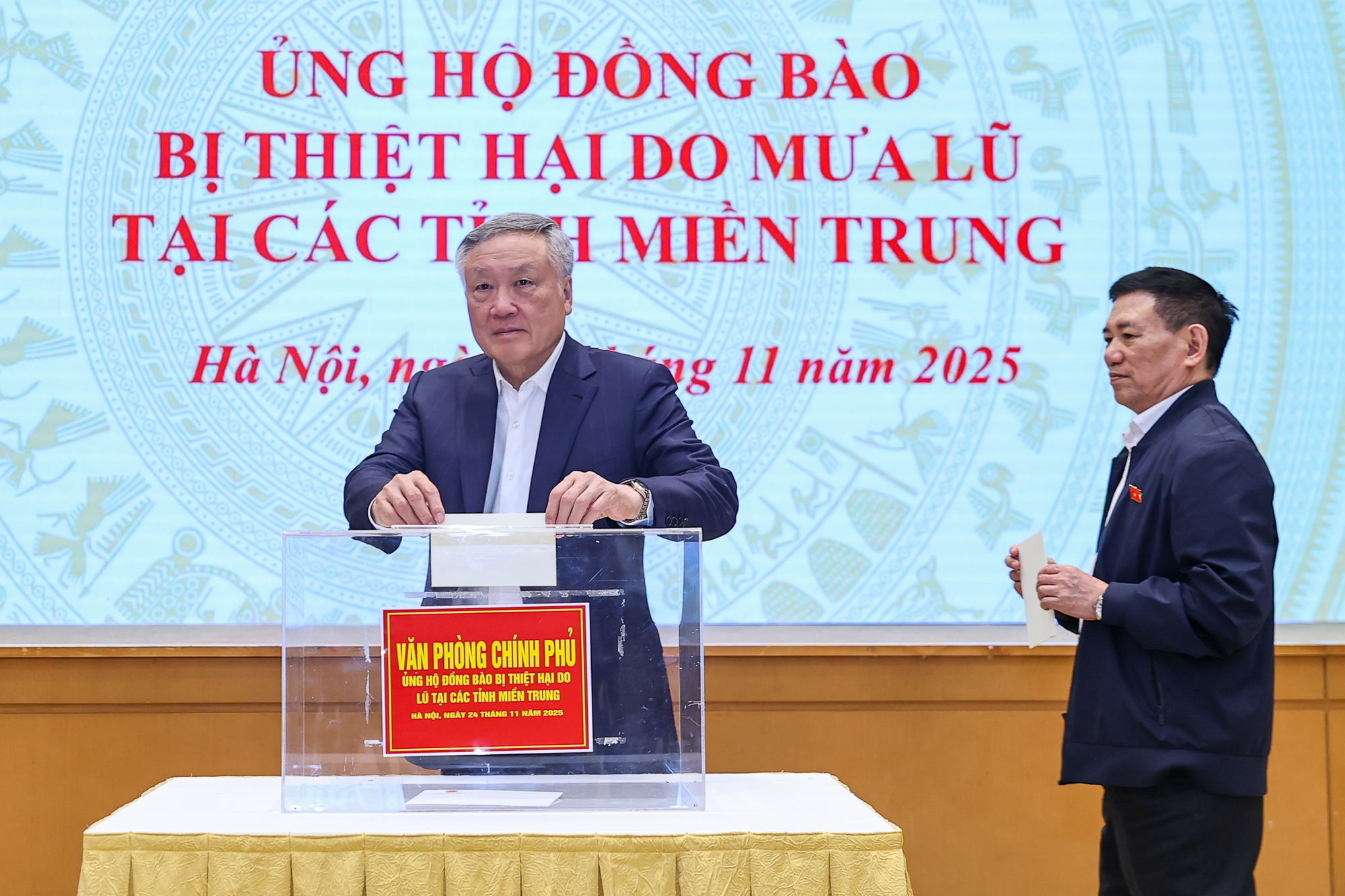 Thủ tướng và lãnh đạo Chính phủ, cán bộ Văn phòng Chính phủ ủng hộ đồng bào vùng thiên tai- Ảnh 4.