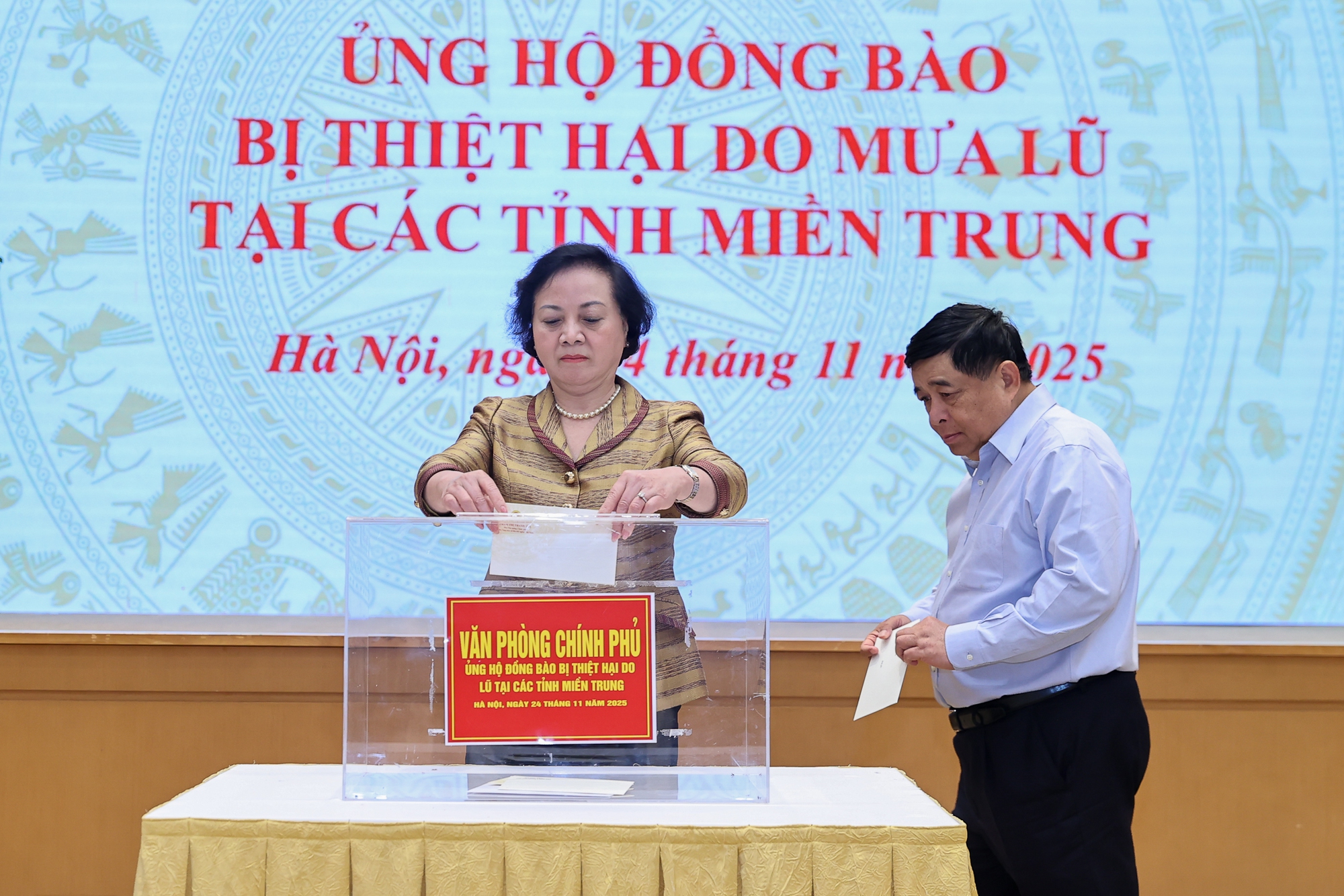 Thủ tướng và lãnh đạo Chính phủ, cán bộ Văn phòng Chính phủ ủng hộ đồng bào vùng thiên tai- Ảnh 6.
