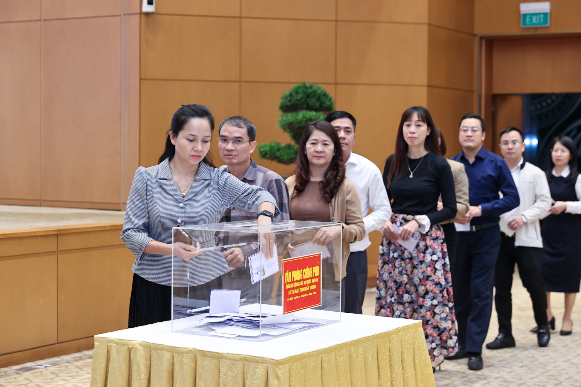 Thủ tướng và lãnh đạo Chính phủ, cán bộ Văn phòng Chính phủ ủng hộ đồng bào vùng thiên tai- Ảnh 7.