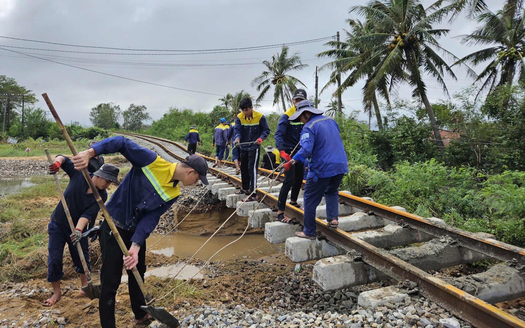 Chuẩn hóa các thủ tục, kết nối và vận hành hệ thống đường sắt quốc gia- Ảnh 2. Trước 27/11 khắc phục xong hơn 60 điểm sạt lở trên tuyến đường sắt Bắc - Nam