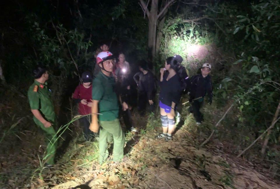 TP.HCM: Công an giải cứu 9 người đi lạc trên núi Thị Vải trong đêm- Ảnh 1.