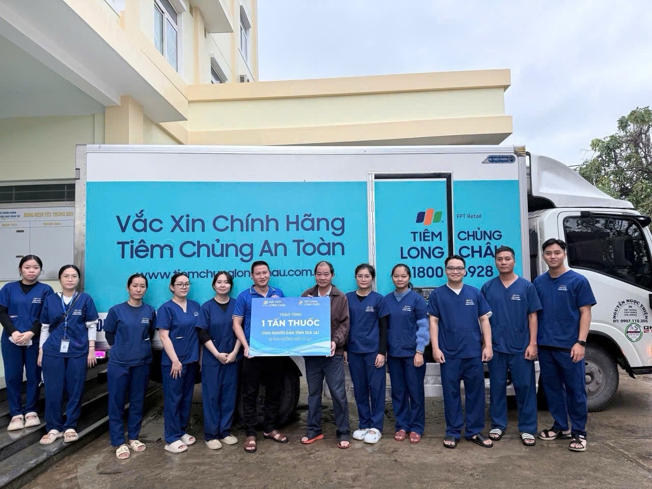 Long Châu hướng về miền Trung, khẩn cấp hỗ trợ thêm 3 tấn thuốc- Ảnh 1. Long Châu hướng về miền Trung, khẩn cấp hỗ trợ thêm 3 tấn thuốc- Ảnh 1.