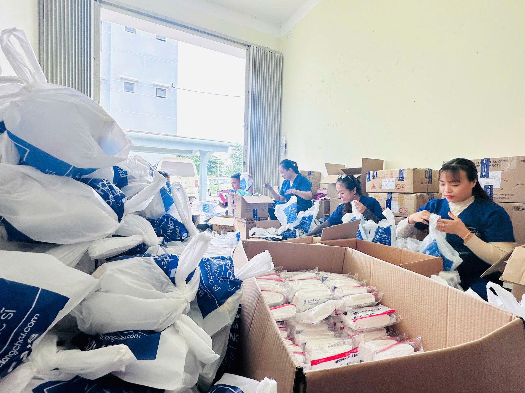 Long Châu hướng về miền Trung, khẩn cấp hỗ trợ thêm 3 tấn thuốc- Ảnh 3. Long Châu hướng về miền Trung, khẩn cấp hỗ trợ thêm 3 tấn thuốc- Ảnh 3.