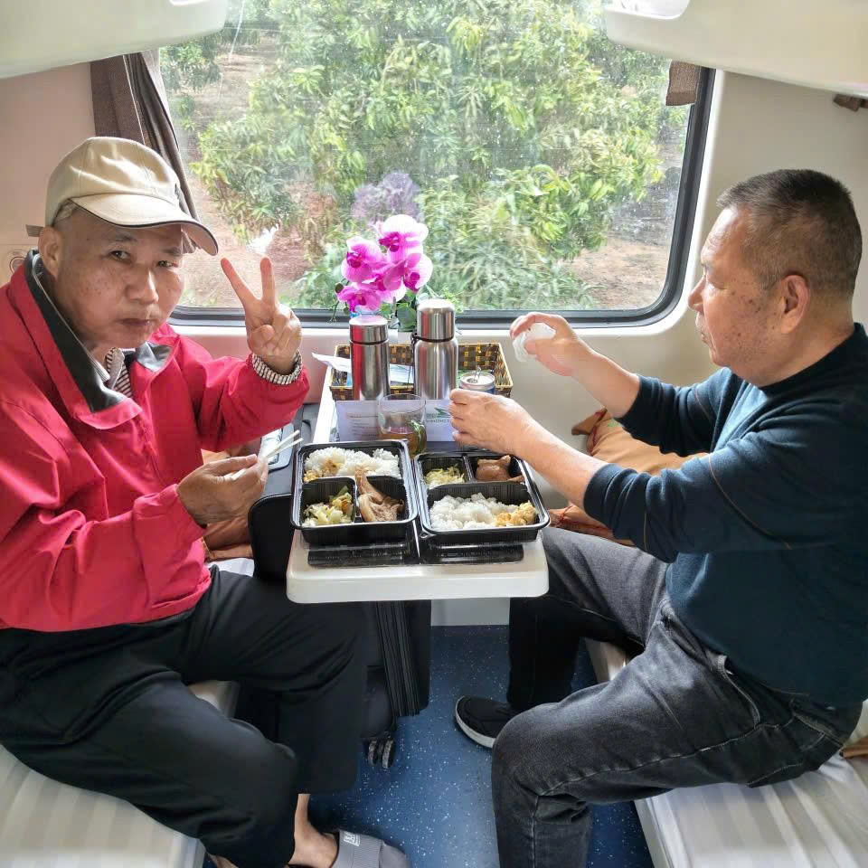 Đường sắt gánh thiệt hại gần 20 tỷ đồng do mưa lũ, hành khách trả hơn 25.000 vé- Ảnh 3.